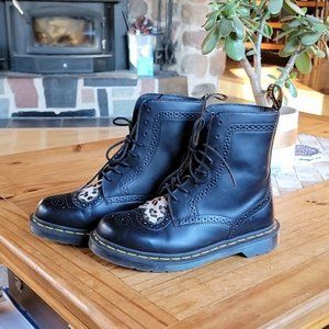 DR. MARTENS BENTLEY II HEART IN BLACK/MEDIUM LEOPARD POLISHED SMOOTH